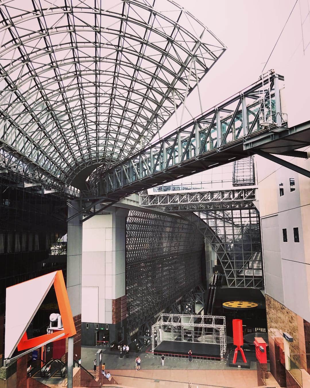 米田貴紀のインスタグラム：「無秩序な建築物🤔  #京都駅 #京都駅ビル #大階段」