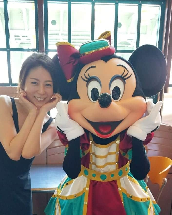 黒坂真美さんのインスタグラム写真 - (黒坂真美Instagram)「ミニー！元気だった～？女子会❤　　Hey Minnie! How have you been? Girls’ Talk❤ ・ #正解は #ディズニーシー  #でした！ #わかっちゃいる #と思いますが #ミニーちゃん は  #お友達では #ありません❤ #黒坂真美 #kurosakamami #disnysea  #minniemouse #girlstalk  #🐭 #🎀」6月5日 17時31分 - mamikurosaka_official