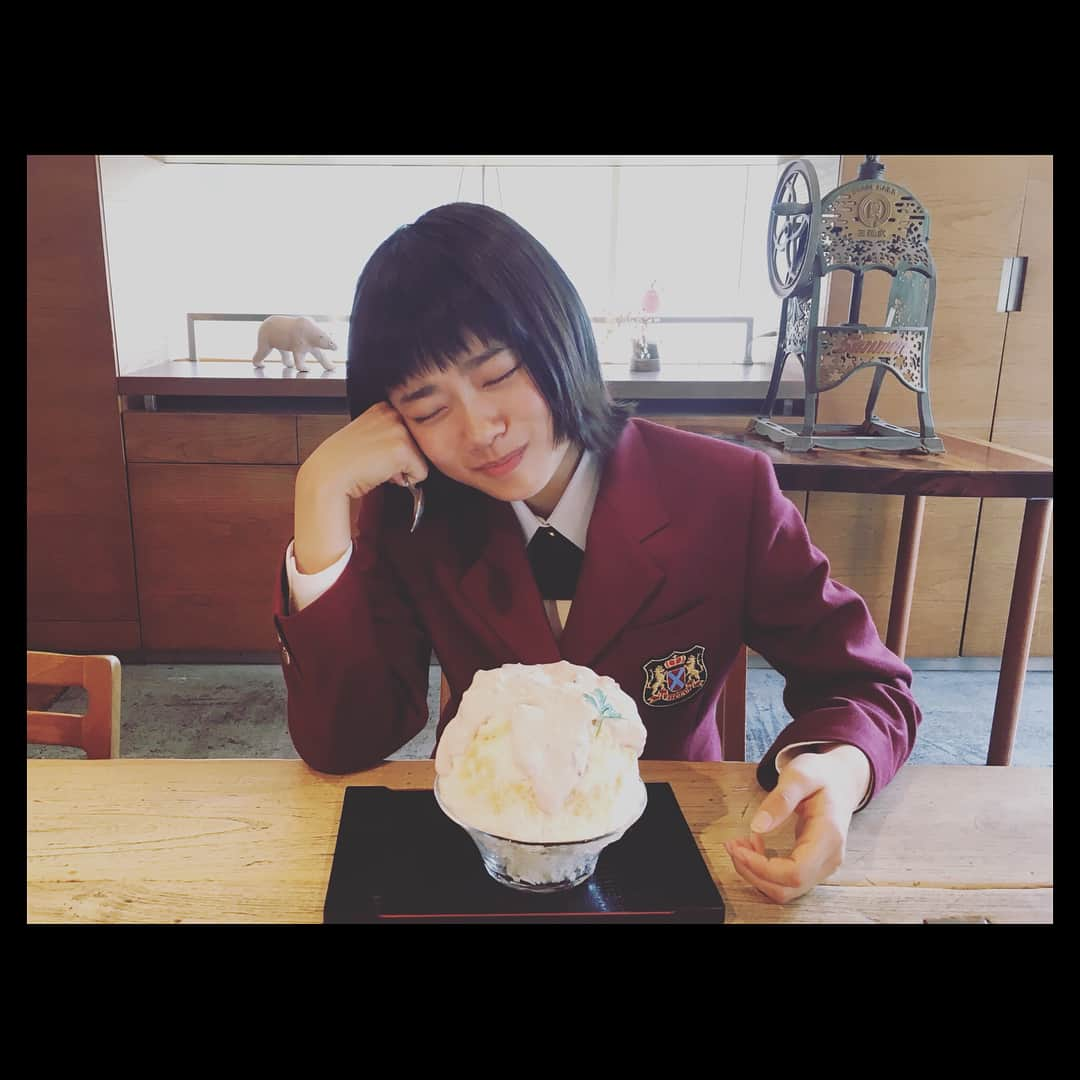 杉咲花さんのインスタグラム写真 - (杉咲花Instagram)「本日２２時からＴＢＳにて 「花のち晴れ」第８話の放送です。 写真は海斗役のたっちゃんこと濱田龍臣くんと。 たっちゃんは現場で最年少、17歳の彼ですが 誰よりもしっかりされていて ある日エレベーターに最初に乗った私が [開]ボタンを押していたら 僕変わりますよ、と さらっと言ってくれるような とても気の利くスマートなお方。 そんなところが海斗にぴったりだけれど、 実は甘いものが大好きで また別の日、みんなから譲ってもらって ５人分くらいのケーキをぺろりと平らげていた姿は まだまだ成長期、絶賛食べ盛りのかわいい17歳。 みんなでこれからも たっちゃんの大きくなる姿を 見守らせていただきたいものです。😊 - ２枚目の写真はおいしいおいしいかき氷と。 なんと８話では 大好きなかき氷を 食べるシーンがありまして、 しかも私のお気に入りのかき氷屋 「かんな」さんにお邪魔させていただいております。 撮影が終わってから 残ったかき氷を現場のみんなで頂いて、 美味しくて、楽しくて、やっぱりかき氷は みんなを笑顔にできる嬉しい食べ物なのだと再確認。 間違いない、です。🍧 ３枚目はドラマと関係ありませんが 私の親友、E-girls／Flowerの のんちゃんと プライベートでかんなさんに行った時の写真。 あずきマスカルポーネのかき氷が最高なのです。 また行こうね、のんちゃん🤣 そして最後の動画は ８話の演出をされた  大好きな岡本監督の撮了の瞬間。 名残惜しくて、本当はもっと噛み締めたかったけれど 寂しがっている暇などなく、監督はすぐさま 編集作業へと直行されておられました。 みんな身を削って 日々戦っています。 そんな撮影現場もいよいよ佳境、 クランクアップまでのカウントダウンが始まるなかで 残りの日々、自分にはまだまだできること ある、 頑張れることいっぱいある しっかりやらなきゃ。これからももっと。 みんなが待ってくれていることを願って 今日もまだまだ 音さんを演じてきます。 ドラマは22時から。是非観てくださいね。 #花のち晴れ #花晴れ」6月5日 17時38分 - hanasugisaki