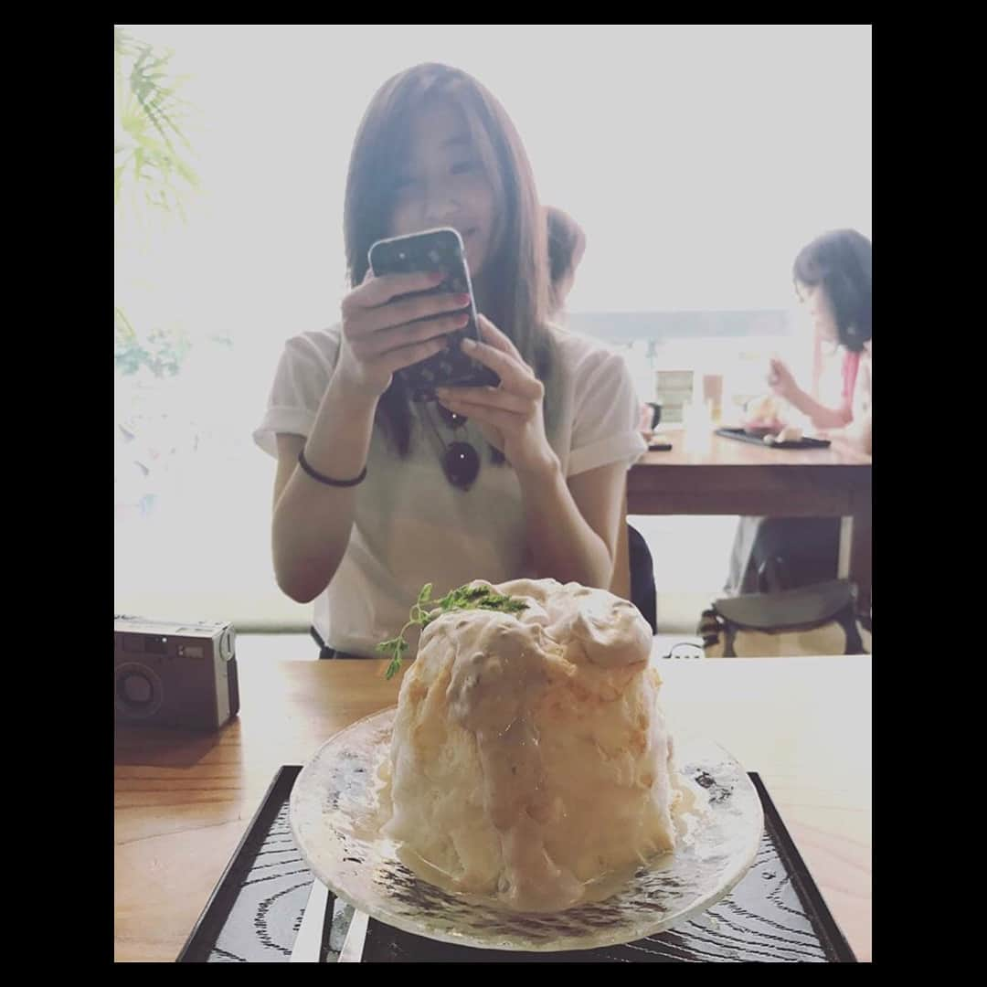 杉咲花さんのインスタグラム写真 - (杉咲花Instagram)「本日２２時からＴＢＳにて 「花のち晴れ」第８話の放送です。 写真は海斗役のたっちゃんこと濱田龍臣くんと。 たっちゃんは現場で最年少、17歳の彼ですが 誰よりもしっかりされていて ある日エレベーターに最初に乗った私が [開]ボタンを押していたら 僕変わりますよ、と さらっと言ってくれるような とても気の利くスマートなお方。 そんなところが海斗にぴったりだけれど、 実は甘いものが大好きで また別の日、みんなから譲ってもらって ５人分くらいのケーキをぺろりと平らげていた姿は まだまだ成長期、絶賛食べ盛りのかわいい17歳。 みんなでこれからも たっちゃんの大きくなる姿を 見守らせていただきたいものです。😊 - ２枚目の写真はおいしいおいしいかき氷と。 なんと８話では 大好きなかき氷を 食べるシーンがありまして、 しかも私のお気に入りのかき氷屋 「かんな」さんにお邪魔させていただいております。 撮影が終わってから 残ったかき氷を現場のみんなで頂いて、 美味しくて、楽しくて、やっぱりかき氷は みんなを笑顔にできる嬉しい食べ物なのだと再確認。 間違いない、です。🍧 ３枚目はドラマと関係ありませんが 私の親友、E-girls／Flowerの のんちゃんと プライベートでかんなさんに行った時の写真。 あずきマスカルポーネのかき氷が最高なのです。 また行こうね、のんちゃん🤣 そして最後の動画は ８話の演出をされた  大好きな岡本監督の撮了の瞬間。 名残惜しくて、本当はもっと噛み締めたかったけれど 寂しがっている暇などなく、監督はすぐさま 編集作業へと直行されておられました。 みんな身を削って 日々戦っています。 そんな撮影現場もいよいよ佳境、 クランクアップまでのカウントダウンが始まるなかで 残りの日々、自分にはまだまだできること ある、 頑張れることいっぱいある しっかりやらなきゃ。これからももっと。 みんなが待ってくれていることを願って 今日もまだまだ 音さんを演じてきます。 ドラマは22時から。是非観てくださいね。 #花のち晴れ #花晴れ」6月5日 17時38分 - hanasugisaki