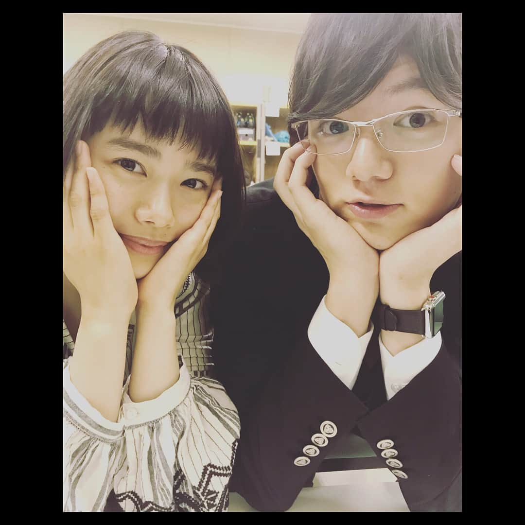 杉咲花のインスタグラム：「本日２２時からＴＢＳにて 「花のち晴れ」第８話の放送です。 写真は海斗役のたっちゃんこと濱田龍臣くんと。 たっちゃんは現場で最年少、17歳の彼ですが 誰よりもしっかりされていて ある日エレベーターに最初に乗った私が [開]ボタンを押していたら 僕変わりますよ、と さらっと言ってくれるような とても気の利くスマートなお方。 そんなところが海斗にぴったりだけれど、 実は甘いものが大好きで また別の日、みんなから譲ってもらって ５人分くらいのケーキをぺろりと平らげていた姿は まだまだ成長期、絶賛食べ盛りのかわいい17歳。 みんなでこれからも たっちゃんの大きくなる姿を 見守らせていただきたいものです。😊 - ２枚目の写真はおいしいおいしいかき氷と。 なんと８話では 大好きなかき氷を 食べるシーンがありまして、 しかも私のお気に入りのかき氷屋 「かんな」さんにお邪魔させていただいております。 撮影が終わってから 残ったかき氷を現場のみんなで頂いて、 美味しくて、楽しくて、やっぱりかき氷は みんなを笑顔にできる嬉しい食べ物なのだと再確認。 間違いない、です。🍧 ３枚目はドラマと関係ありませんが 私の親友、E-girls／Flowerの のんちゃんと プライベートでかんなさんに行った時の写真。 あずきマスカルポーネのかき氷が最高なのです。 また行こうね、のんちゃん🤣 そして最後の動画は ８話の演出をされた  大好きな岡本監督の撮了の瞬間。 名残惜しくて、本当はもっと噛み締めたかったけれど 寂しがっている暇などなく、監督はすぐさま 編集作業へと直行されておられました。 みんな身を削って 日々戦っています。 そんな撮影現場もいよいよ佳境、 クランクアップまでのカウントダウンが始まるなかで 残りの日々、自分にはまだまだできること ある、 頑張れることいっぱいある しっかりやらなきゃ。これからももっと。 みんなが待ってくれていることを願って 今日もまだまだ 音さんを演じてきます。 ドラマは22時から。是非観てくださいね。 #花のち晴れ #花晴れ」