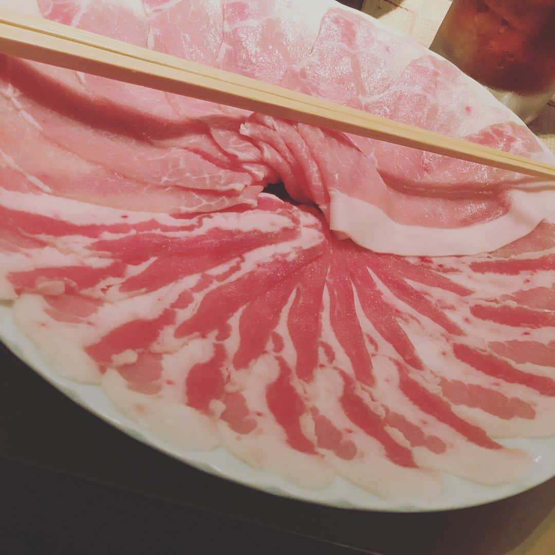 若松駿太のインスタグラム：「昨日は久々に外に食べに行きました〜！！ 美味しかったです😊 #豚骨しゃぶしゃぶ #矢場とん #ポテトサラダ」