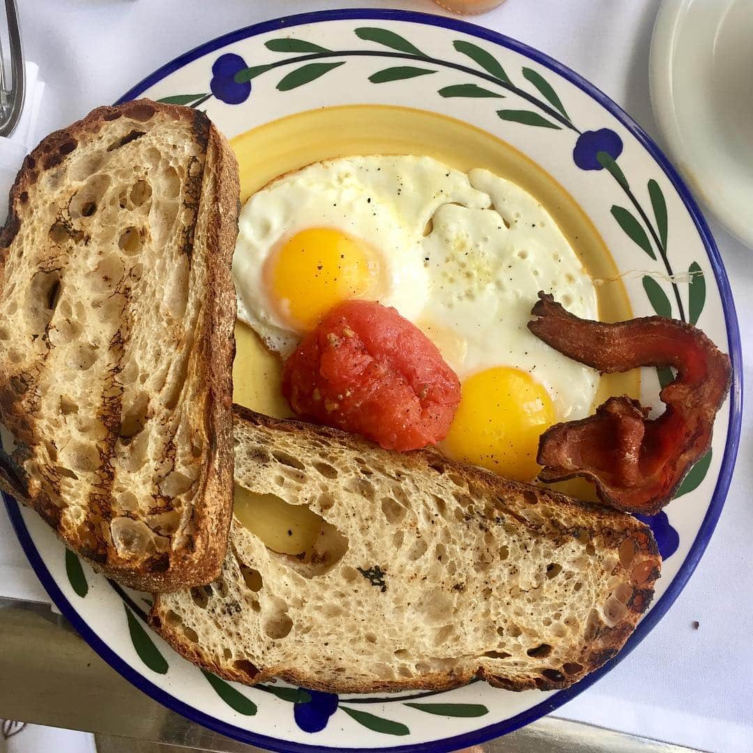 松浦弥太郎さんのインスタグラム写真 - (松浦弥太郎Instagram)「とてもアメリカンな朝食。いつものサニーサイドアップ。ケチャップの代わりに焼きトマトを。#ニューヨーク #松浦弥太郎 #カリカリベーコン」6月5日 22時21分 - yatarom