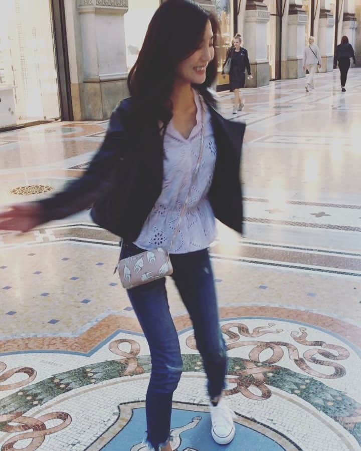 のインスタグラム：「【Memories of Milano】 #ingalleria #galleria  イタリア撮影に行った際の📷💓 撮影後観光の時間を作っていただき、ミラノ中心部にあるガレリアにて… 十字路の床に描かれてる雄牛の絵を軸にしてかかとをつけて回ると願いが叶うそうなので、もちろん全力でやりました🙌笑笑 ギリギリできたかなー😂 #italy #milano #duomo #instagood #ig_japan #model #shooting #sightseeing #ガレリア #イタリア #ミラノ #ドゥオーモ #美しい #イタリア出張 #モデル #撮影 #インスタ映え #思い出 #いまさら投稿 #行ったのは4月 #マイペース投稿」