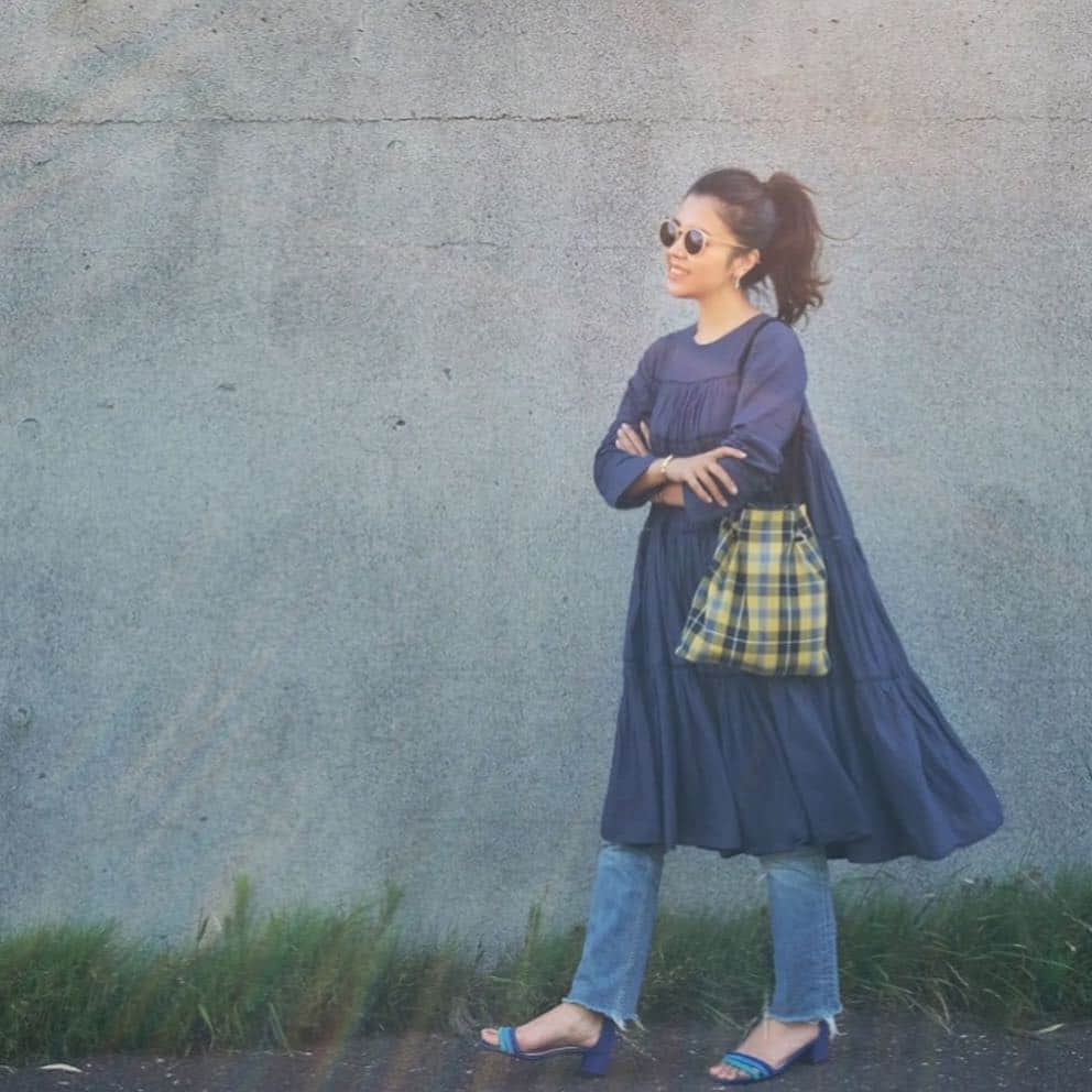 Sayakaのインスタグラム：「* Navy × Yellow💛 ふんわりシルエットがお気に入りのワンピースは一枚で着ても可愛いけど今日はデニムを合わせて👖💕 * * #fashion #outfit #coordinate #ootd #simple #basic #casual #nequittezpas #denim #denimlover #hm #muguet #prettyballerinas #sayakascoordinate  #今日の服 #コーディネート #コーデ #シンプル #シンプルコーデ #大人カジュアル #ヌキテパ #ワンピース #デニム #ミュゲ #bonbonデニム #プリティバレリーナ」