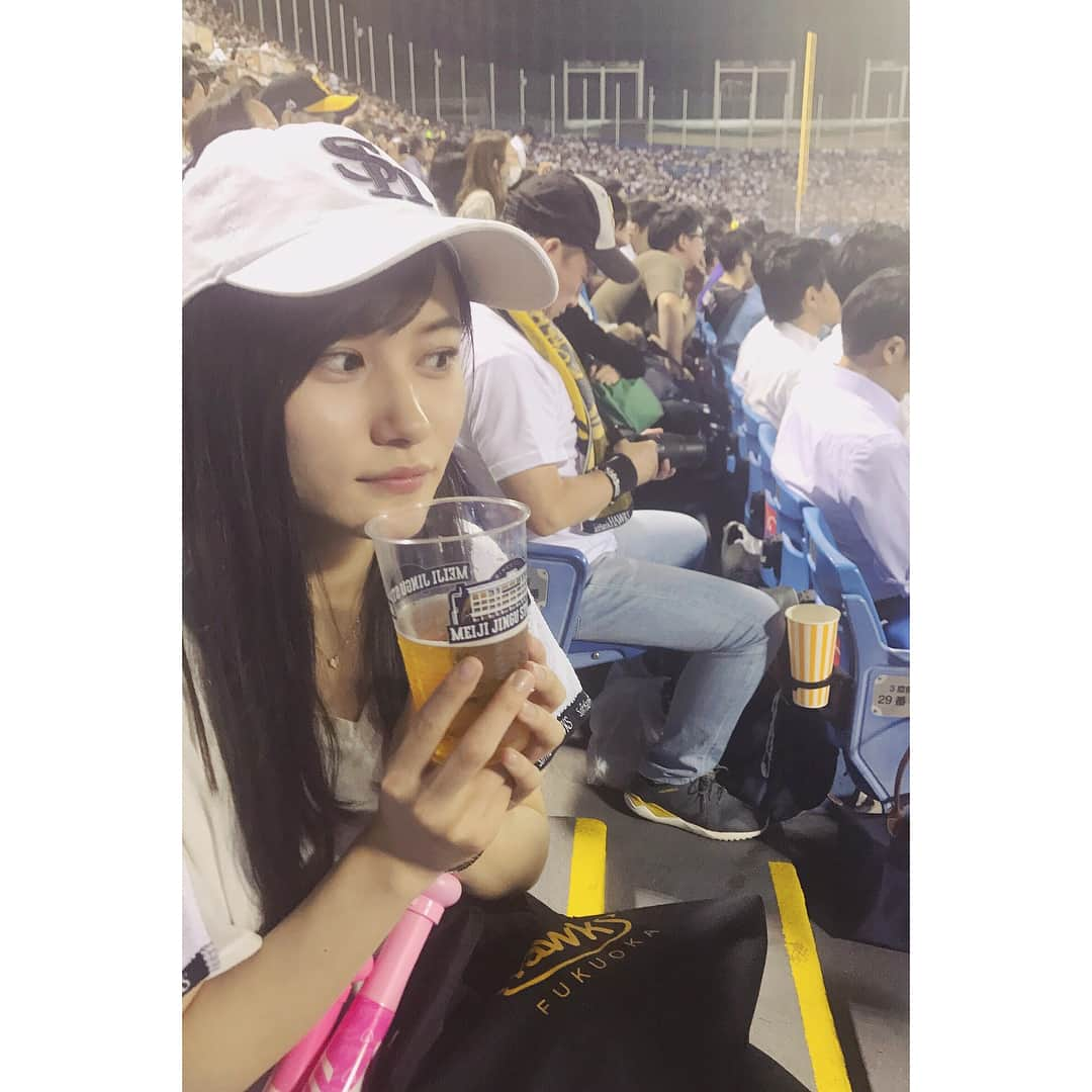 江藤彩也香さんのインスタグラム写真 - (江藤彩也香Instagram)「ホークスVSヤクルト交流戦を観に神宮球場に行ってきました😚⚾️交流戦負けなしだったのに負けホ〜〜😭😭いつになったら勝利の女神になれるねーん！#ビール の味も苦かった(´･_･`) . #ソフトバンクホークス #vs #東京ヤクルトスワローズ #ホークス #ヤクルト #セパ交流戦 #応援 #野球 #プロ野球 #タカガール #baseball #love #enjoy #instagood #beer #followme #⚾️ #江藤彩也香」6月5日 23時30分 - sayakadayo_