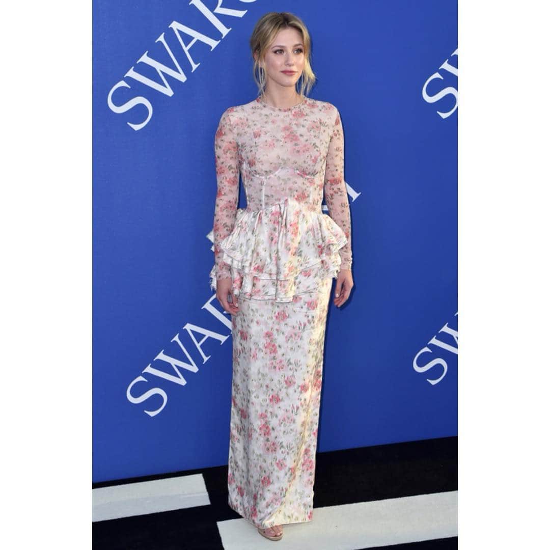リリ・ラインハルトのインスタグラム：「A fan describes this look as “a tall glass of rose-essenced tea with honey and lemon over ice on a warm summer’s day.” *itllbeyou on tumblr*」