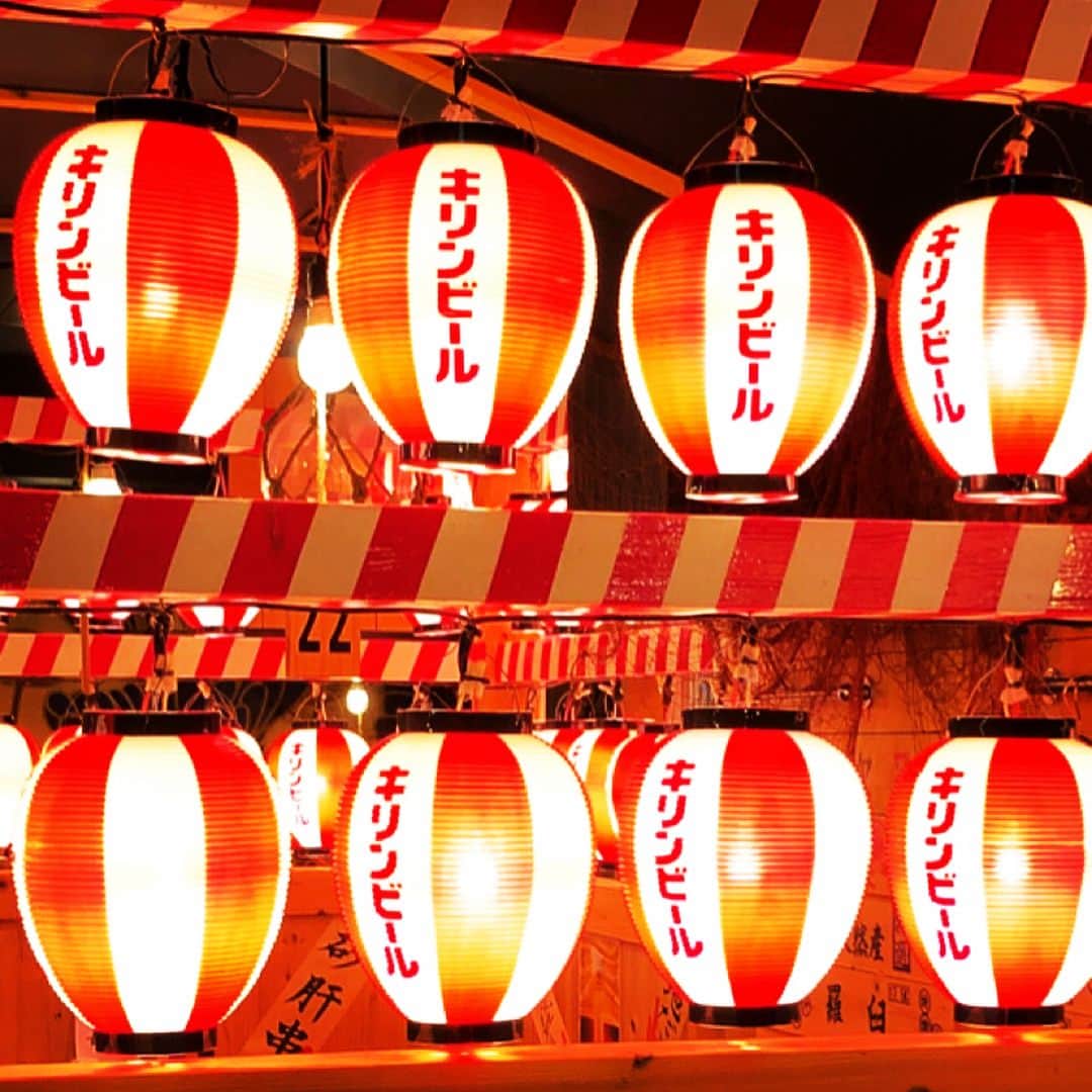 JULIANさんのインスタグラム写真 - (JULIANInstagram)「Japanese lantern is photogenic🏮✨ #japan #japaneselantern  #🏮 #lantern #izakaya  #japan_night_view #night_gram  #night #nightview  #居酒屋 #提灯 #イルミネーション  #映え #キリンビール ✟☻✟☻✟☻✟☻✟☻✟☻✟☻✟ #インスタグラマー #インフルエンサー #タレント #モデル #メンズモデル #ファッションモデル #ファッションスタイリスト #サロンモデル #撮影  #インスタ映え  #フォトジェニック #お洒落さんと繋がりたい #おしゃれさんと繋がりたい #ファインダー越しの私の世界  #写真好きな人と繋がりたい #写真撮ってる人と繋がりたい ✟☻✟☻✟☻✟☻✟☻✟☻✟☻✟ ✰☻JULIAN☻✰ FASHON PRODUCERとして （モデル・デザイナー・スタイリスト・ファッション誌プロデュース）など多岐に渡り活躍し,現在インスタグラマー/インフルエンサーとしても大注目でオファーが殺到しており、 🔴サイバーエージェントグループ史上初となるプロダクション 【HASH JAPAN】 〜日本を代表するインスタグラマー専用プロダクション〜 と記念すべきMENS第１号となる専属タレント契約を発表 (※HP現在作成中) 所属タレント ☻JULIAN☻ ※依頼はDMで宜しくお願いしますm(_ _)m」6月6日 1時36分 - julian_official_jp