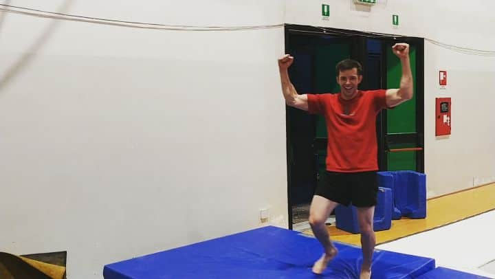 オンドレイ・ホタレックのインスタグラム：「That happiness when you get the new trick done! Big thanks to @tom.friz for teaching me...and filming as well  Ecco la mia motivazione per imparare le cose nuove...e semplicemente troppo bello quando ci riesci!!! Oggi nelle stories altre acrobazie del allenamento di ieri... #ginnasta #amatoriale #newtricks #motivation  #wallflip #backflip #ialwayswantedtolearn  #yesican」