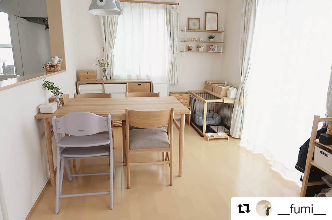 yamatoya(ベビー・キッズ家具の大和屋) さんのインスタグラム写真 - (yamatoya(ベビー・キッズ家具の大和屋) Instagram)「アッフルチェアをお使いのお客さまから 素敵なお写真をいただきました✨  お使いのチェアのお色はソフトラベンダー。  ナチュラルなリビングインテリアに 淡いラベンダーカラーが意外と馴染むんですね💕  ハイチェアで離乳食をあげるようになってから お子さまもよく食べるようになったそうです😊  そんなコメントをいただくと 私たちもうれしくなります🎵  @__fumi__ さま、お写真ありがとうございます😆  #yamatoya #大和屋 #アッフルチェア #affel #大人まで使える #ベビーチェア #babychair #こどもご飯 #離乳食 #子育て #赤ちゃん #子育て用品 #インテリア #北欧インテリア #パステルカラー #ナチュラルインテリア #マイホーム  #Repost @__fumi__ (@get_repost) ・・・ 20180522 . 息子のハイチェアを購入しました。 色々悩んだ結果、 #大和屋 の #アッフルチェア にしました。 カラーも悩みに悩んで、ソフトラベンダーにしましたが、部屋に馴染んでくれてよかった☺️ . ハイチェアで離乳食をあげるようになってから、息子もよく食べるようになりました。 やっぱり環境を整えるって大事だな〜と実感。 せっかく買ったアッフルチェア、息子にはたくさん使ってもらおうと思います♪」6月6日 13時09分 - yamatoya_official