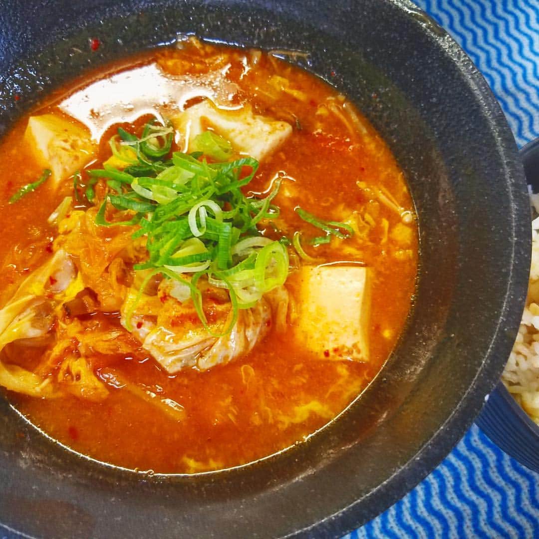 イチかバチか 千日前店のインスタグラム：「昨日の賄い☆ その名も【スンドゥブ風定食】 暑い日に熱い辛い物食べるのも有りですね😖❗️ これからも美味しい賄い出来たら更新していきますのでご期待を〜  #難波 #なんば #なんばパークス #心斎橋 #千日前 #居酒屋 #個室居酒屋 #個室 #賄い #まかない #スンドゥブ #ピリ辛 #豆腐 #ネギ #リクエスト」