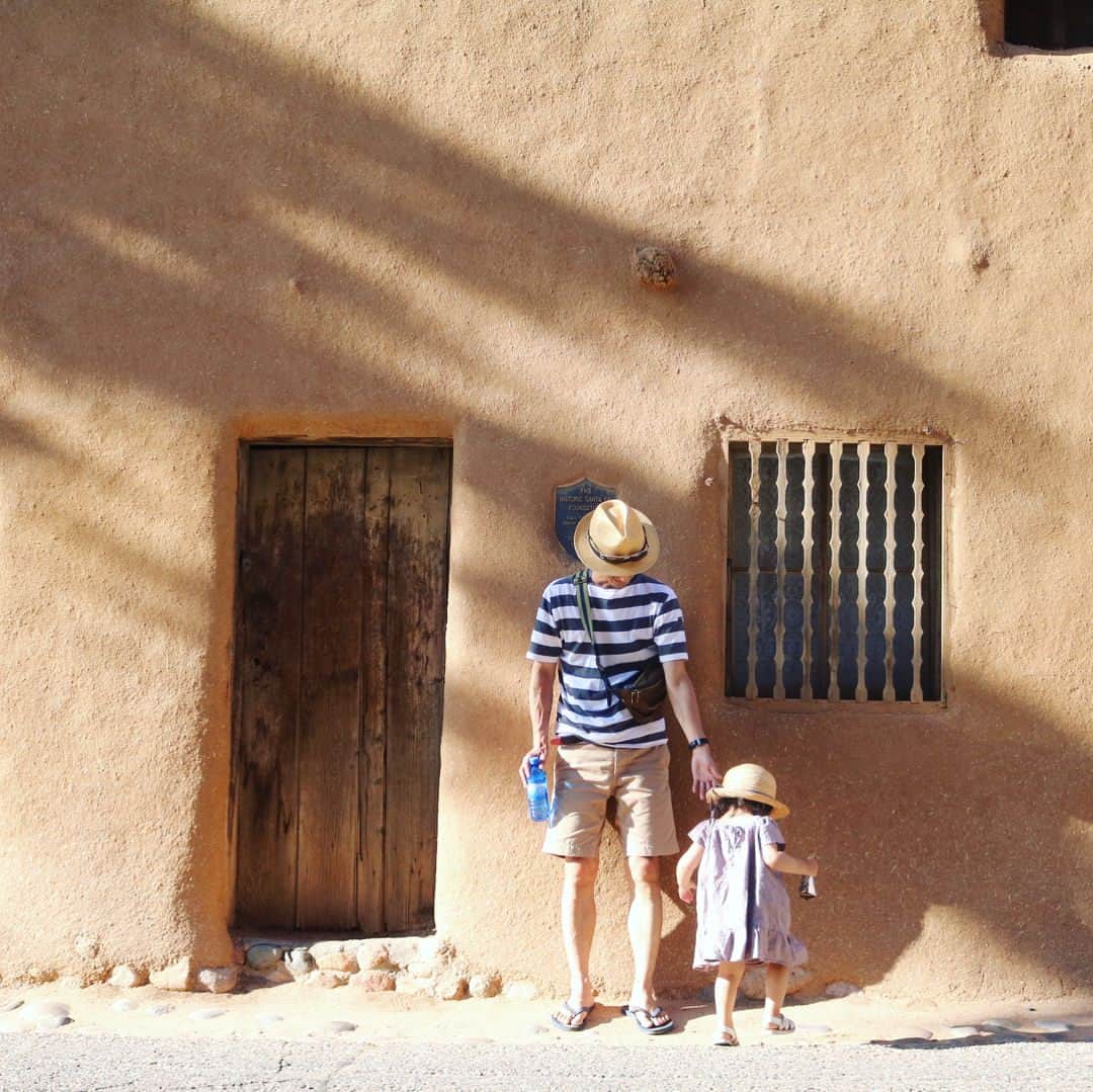 ayanoのインスタグラム：「タビノキロク⑧ . Santa Fe . なんとか途中のRoswellで車を修理して 最終目的地のサンタフェへ . ロズウェルは昔UFOが落ちたとか落ちてないとか… 宇宙人がそこかしこに👽✨ ただ街の人は誰も会ったことがないと言ってました😂 . サンタフェでは 残念ながら宮沢りえさんのロケ地は見つけられず😂 . 青い空とかわいらしい街並みがステキなところでした . 牛の頭部を買って帰ろうかと目論んでいたのだけど 思っていた以上におっきくて しかも壊れやすいらしいので あきらめましたよ😊」