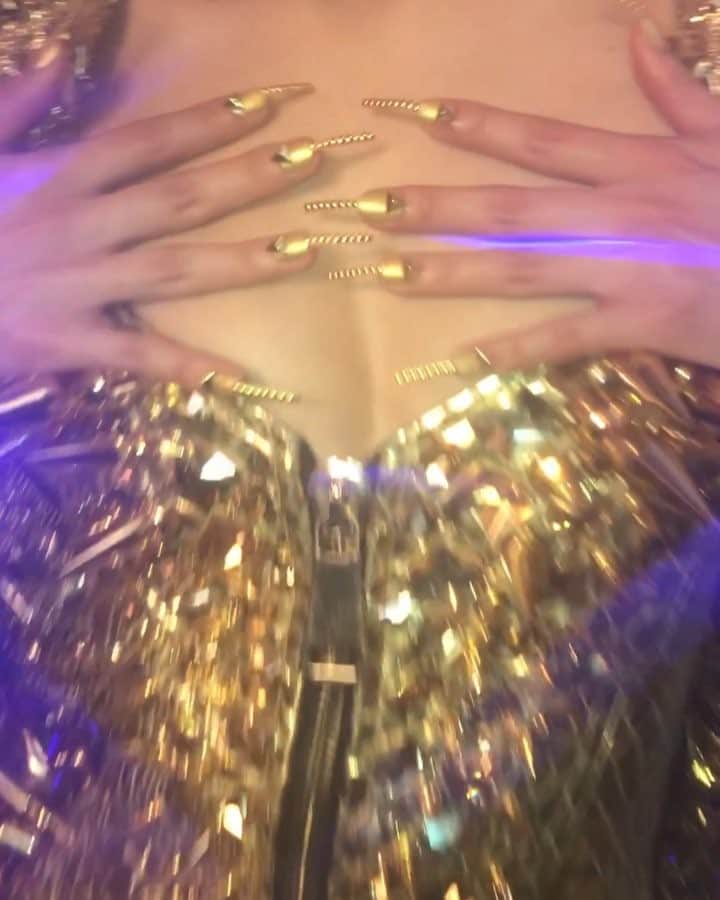 Eichi Matsunagaのインスタグラム：「New nails for @rinasonline ⚡️⚡️⚡️Music Video “Ordinary Superstar”  Thank you for taking this video @nicolaformichetti 🐼」