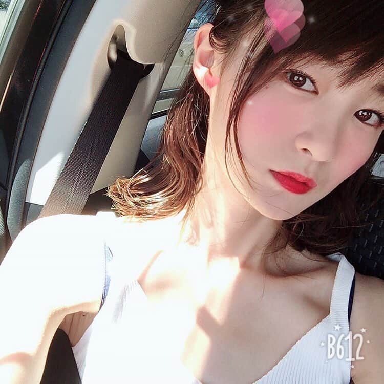 しほの涼のインスタグラム：「とうとう耐えられずエアコンを付けてしまいました😱☀️💦 あまりの暑さにベッドの上でコロコロ転がっております🤷🏻‍♀️🌝 #エアコン #オルチャンメイク #オルチャン #暑い #キャミソール #🌞#dholic #chuu #stylenanda #kawaiicat #ボブパーマ #ボブ #アッシュブラウン #グレージュ #ぱっつん前髪」