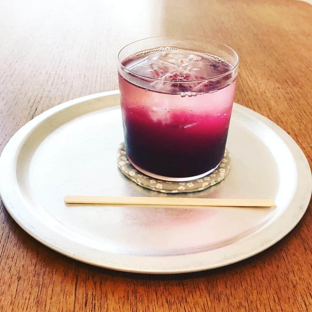 なかしましほ（foodmood）さんのインスタグラム写真 - (なかしましほ（foodmood）Instagram)「今年も赤しそジュースはじまってます。甘酸っぱい味も大好きなんですが、色がきれいでいつも見とれます…」6月6日 9時05分 - foodmoodshop