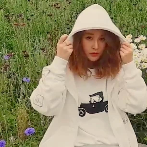 チョ・アンのインスタグラム：「#숨기 #ㅋㅋㅋ #FFI #붕붕이브랜드 #ootd #ffi #더더워지기전에 #예쁜옷입어보기 #혼자신남😆☺️💕」