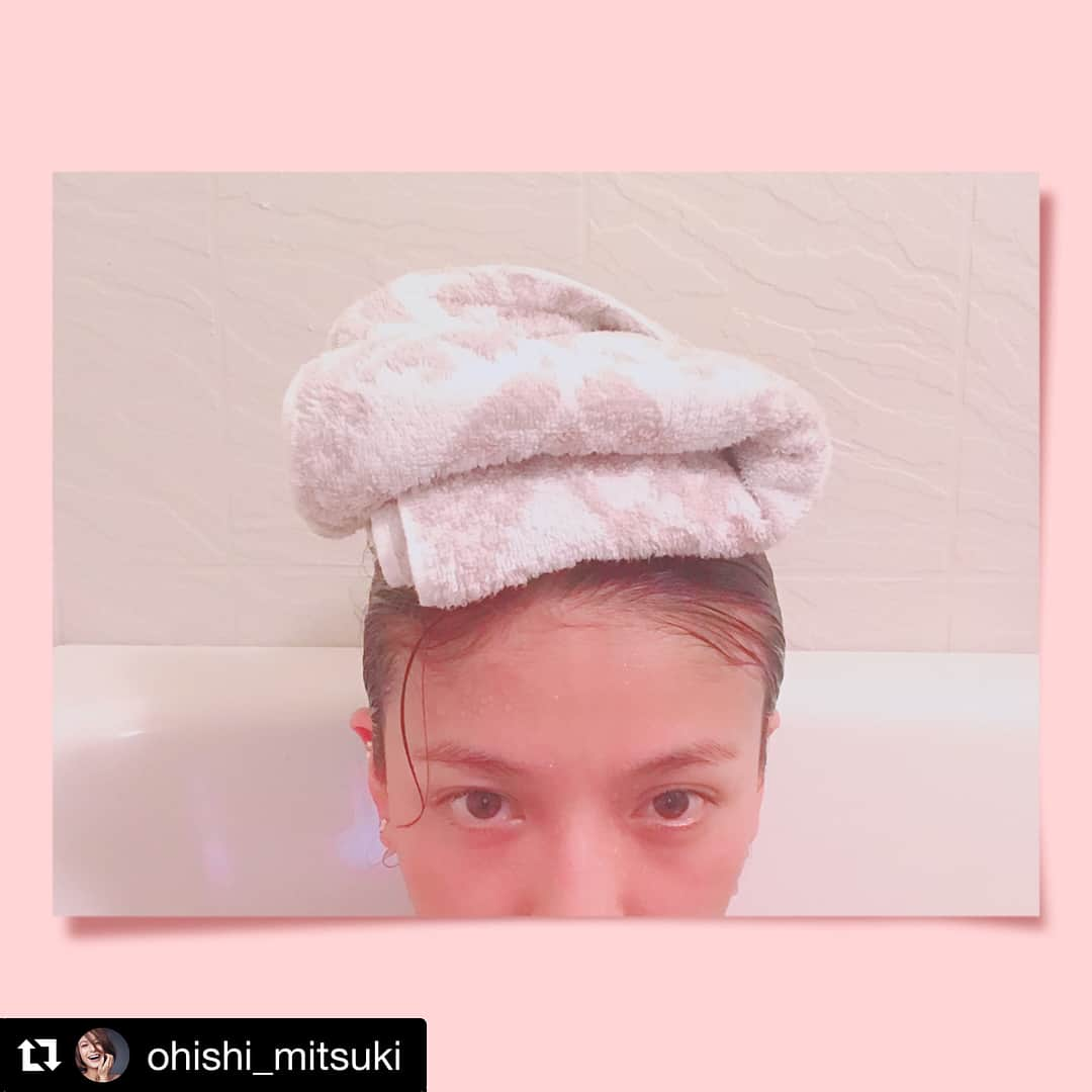 MAKEGINA_officialさんのインスタグラム写真 - (MAKEGINA_officialInstagram)「. . . ーーーーーーーーーーーーー #Repost @ohishi_mitsuki ーーーーーーーーーーーーー  ねぇ、太り過ぎました🐷 本気でダイエットに取り掛かるため、今日からホットヨガ、夜サラダ、半身浴を徹底する事をここに宣言します！！！💪 ただ今半身浴しながらトリートメント中ですが、プロデュースさせてもらっている  @makegina のシャンプートリートメントはもうずーっとヘビロテ✨ これはリリーの香りで大人な女性らしい、凛とした心地よい香り♡  #ここで言ったからにはやらねばならぬ #今日ホットヨガ行ったから代謝が良くてお風呂でも汗だく #水分補給がかかせない #メイクジーナ #大石参月 . . . ーーーーーーーーーーーーー 大石参月さんプロデュース シャンプー&トリートメント . . 成分からパッケージまで大石参月さんのこだわりがたっぷり詰まってます😇 . . 3種類の香りから、お好みの香りを見つけよう😍 . . . #makegina #ありがとうございます ーーーーーーーーーーーーー」6月6日 10時19分 - makegina