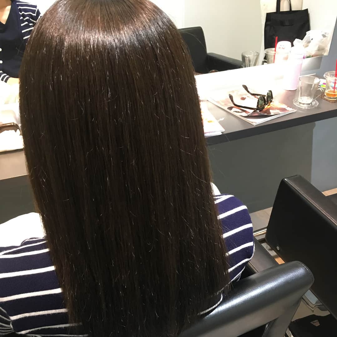 矢沢心さんのインスタグラム写真 - (矢沢心Instagram)「髪の色が明るくて髪の毛が元気に伸びてもりもりもりこさんになってしまったのでカットカラートリートメントをしてきたよ☺︎ 家族も一緒だったよ(´ε｀ )  15センチは切ったかな 軽くなってスッキリ☆  #Roops表参道 #おまかせヘア #カットカラートリートメント」6月6日 10時51分 - yazawashin.official