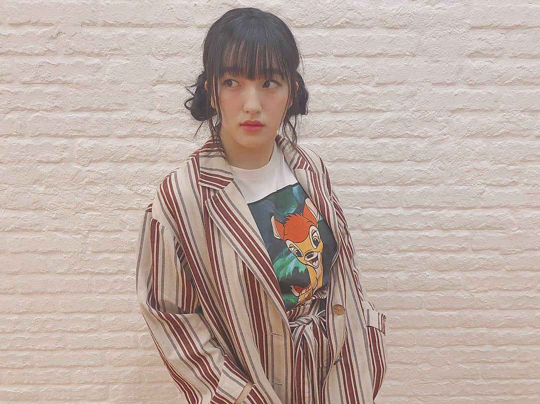 のインスタグラム：「大人カジュアルコーデ✨ . . セットアップで可愛い！ ジャケットも意外と何にでも合わせやすいから、ズボンと合わせなくても使える✨ . バンビTシャツかわいすぎ🦌 .  #セットアップ @snidel_official  #tシャツ #バンビ @hm  #snidel #hm」