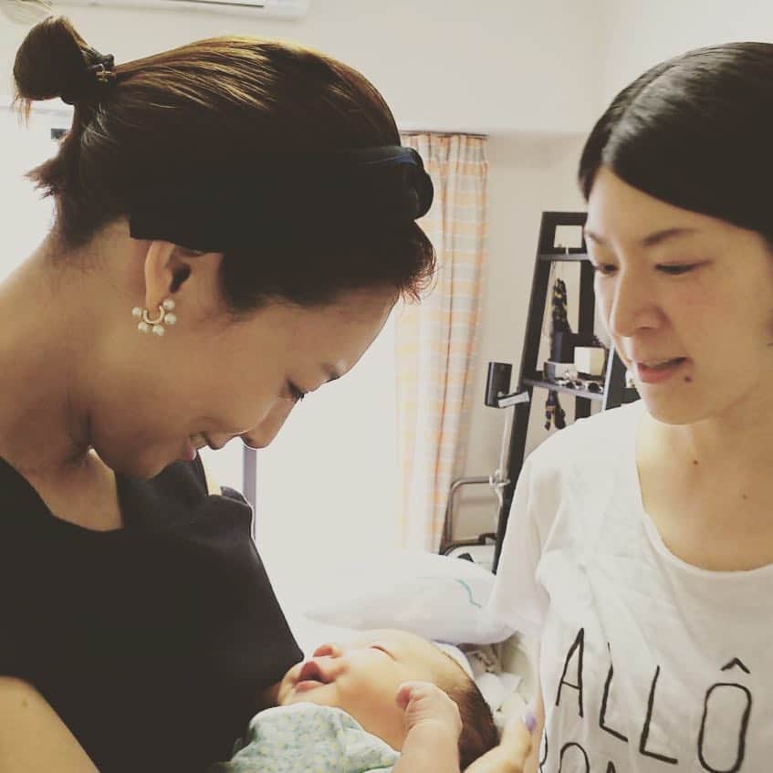 相武紗季のインスタグラム：「ここぞとばかりに連投📷 生まれて1カ月の赤ちゃんはニヤニヤしてしまうほど可愛い💕ママは毎日大変だけど、素敵なオーラがでてて、一緒の空間にいるだけで心がホッコリ☺️💕#素敵な時間をありがとう #親戚に同世代#心強い」