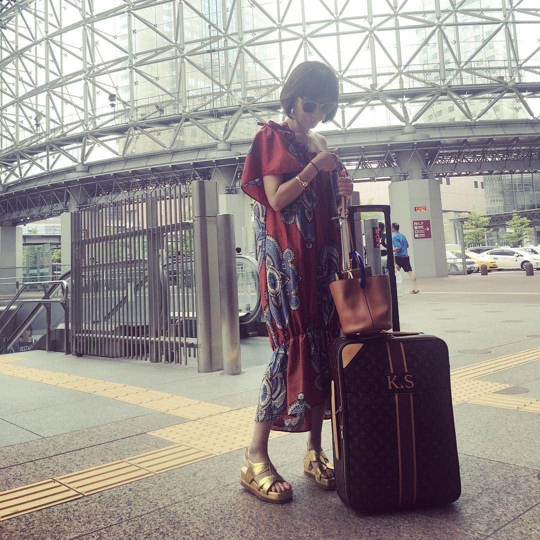 風間ゆみえのインスタグラム：「今日のケティ🧡  AYAYAのアフリカンプリントのドレスにドリスのゴールドサンダル、マルニのパニエバッグ、ハンドルのブルーがきれいなの！ @keikosasaki_mylan  @ayanoguchiaya」