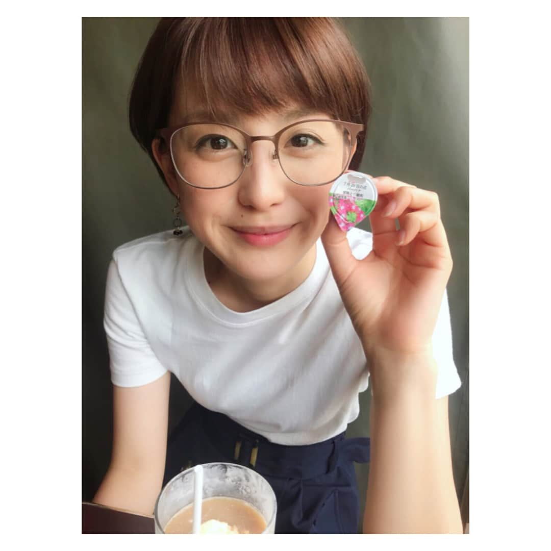 宮司愛海さんのインスタグラム写真 - (宮司愛海Instagram)「先日、とある暑い日に、コーヒーフロートを飲んでいたときのこと。 ミルクのふたに書かれている誕生花がなんと！自分の誕生日のものでした(°_°) 思わずお店の方に「もしかしてご存知でしたか...？」と聞くももちろんそんなことはなく笑、たまたまでした。 . でも、こういうのってなんだか嬉しいですよね〜〜。 . #誕生日 #7月29日 #誕生花 は #バーベナ #へぇ」6月6日 15時32分 - manami_miyaji