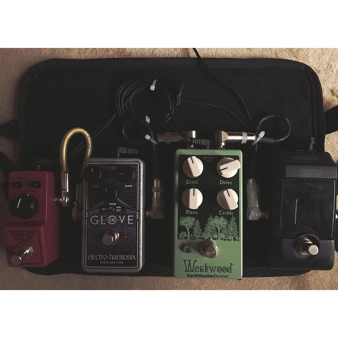 のインスタグラム：「TFP用ペダルボードの新たなる心臓部(メインのドライブ)、EarthQuaker Devices "Westwood" 組み込み完了。これで遂に我がボードもスーパーサイヤ化しました⚡️⚡️ #earthquakerdevices #eqd #westwood #thefirewoodproject」