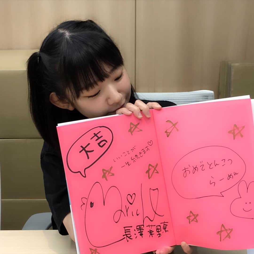 長澤茉里奈さんのインスタグラム写真 - (長澤茉里奈Instagram)「小学館にて、6/8に発売する写真集 pocchi2 #ポッチポッチ のサインを入れてきたよおおお！ たくさんかいたぁ！！ . . スピリッツに初めて登場させてもらってから、ずっと担当をしてくれてる葛さんにすごく嬉しいメッセージ付きで写真集もらたぁあ(๑o̴̶̷̥᷅﹏o̴̶̷̥᷅๑)好きみが深い😢😢😢😢嬉しい、、、！！！ ロリでエロを作り上げてくれた天才です。今後ともよろしくお願いします(๑o̴̶̷̥᷅﹏o̴̶̷̥᷅๑)(๑o̴̶̷̥᷅﹏o̴̶̷̥᷅๑)💖❤ . . 6/9 18:00~ 福家書店新宿サブナード店にて発売記念握手会です！ . まだまだ整理券配布してるので、ファンクラブかTwitterで確認してね💖💖💖 何冊か限定で当たりも入れたから9日のイベント来てくれる方は、お楽しみにーー❤ #ポッチポッチ #marichuu #nagasawamarina #写真集 #ロリエロ #合法ロリ巨乳 #まりちゅう #長澤茉里奈」6月6日 17時33分 - marinanagasawa1008