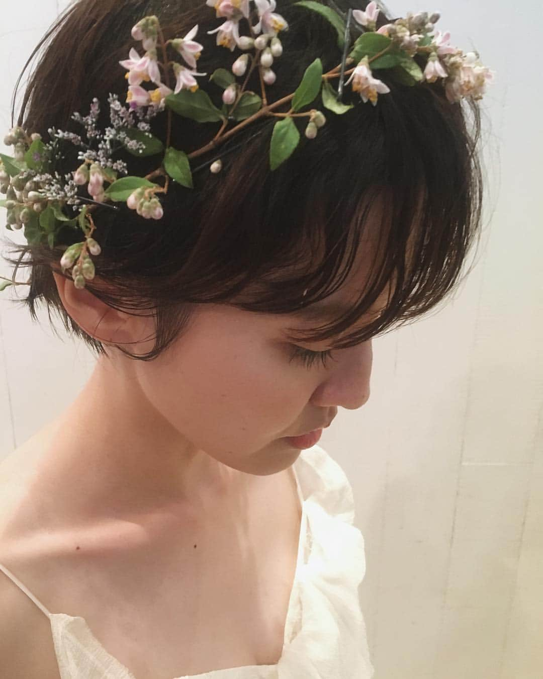 まつだみらいさんのインスタグラム写真 - (まつだみらいInstagram)「こないだのみどりちゃん🕊 ショートヘアの花嫁さんもヘア、色々トライできます◎ この植物たちつけていくの楽しかったなぁ #miraimatsuda_bridal」6月6日 18時53分 - mira0911