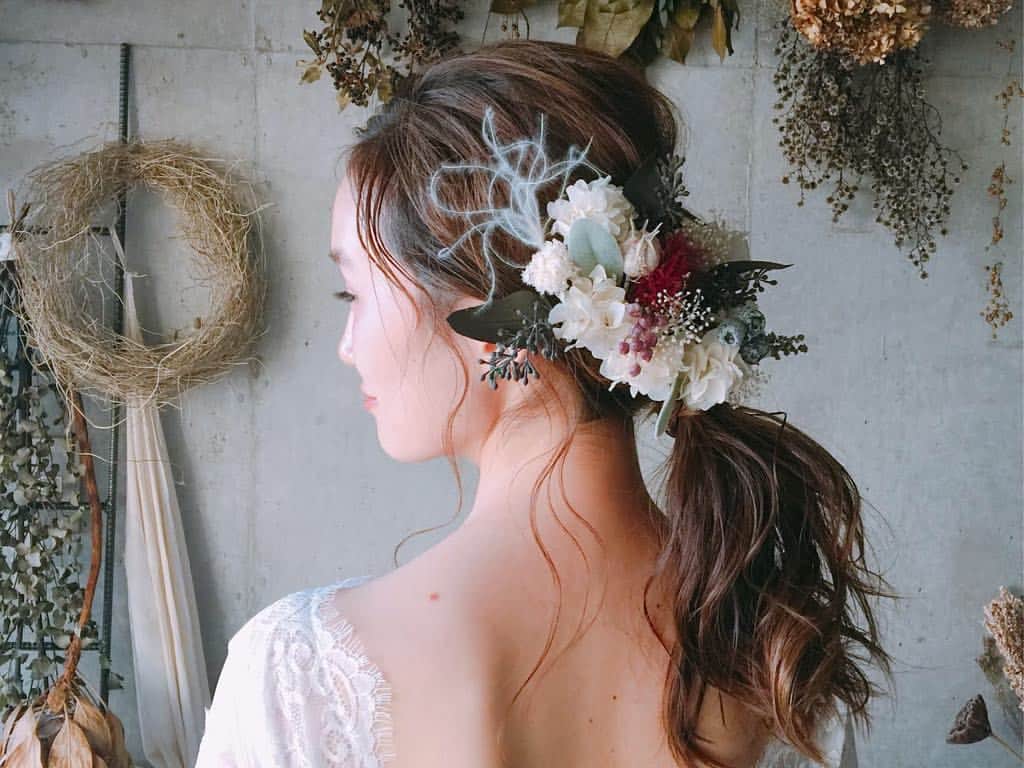 minne_weddingのインスタグラム：「. お花、枝もの、葉ものをふんだんに使ったボタニカルでナチュラルな雰囲気のヘッドドレス。 . 自然たっぷりな雰囲気がお好きな方や、 大人wedding、ナチュラルガーデン式におすすめです！ . 360度どこから見ても美しい花嫁になりましょう♪ . ▼ふわふわスモークツリーとユーカリ・mimonoのヘッドドレス // おしゃれなこだわり結婚式に / atelier mofさん https://minne.com/items/5730693 . . #minne#ヘッドドレス#ヘッドドレス手作り#ヘッドアクセサリー#ブライダルヘア#花嫁ヘア#ウェディングヘア#ヘッドフラワー#ヘアフラワー#ヘアアクセ#ヘッドピース#ヘッドリース#ブライダルヘアアクセサリー#ハンドメイド#ハンドメイド雑貨#ハンドメイド部#ハンドメイド好きさんと繋がりたい#ハンドメイド好きな人と繋がりたい#ハンドメイド品#ハンドメイド商品#ハンドメイド作家#結婚式手作り#結婚式準備#結婚式DIY#手作り結婚式#プレ花嫁準備#花嫁DIY#プレ花嫁diy#ウェディングアイテム#ウェディングギフト」