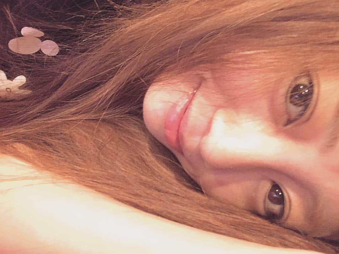 あびる優さんのインスタグラム写真 - (あびる優Instagram)「娘帰宅🏠ゴハン🍙お風呂あがり♨️ 洗濯機待ち。 まったり〜☺️🍷 #selfie#雨だね#まったり」6月6日 19時29分 - yuabiru74