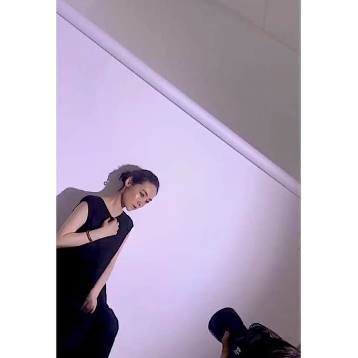 霧島れいかのインスタグラム：「こんばんは。 スーザン・ボイルです。 6月にも慣れてきました。 梅雨ですね。雨もいいもんです。 普段 激混みのお店が意外に空いてたり。 私なんかはパーマヘアが いい感じにまとまったりするんですね。 道が狭い場所で傘をさして歩いていると 人との距離が難しかったりしますが 傘がちょっとぶつかって 先に あ、すみませんと言われると こちらも慌てて あ、すみません。 なんかそういうのもいいじゃぁありませんか☂️✨ #june#raining」