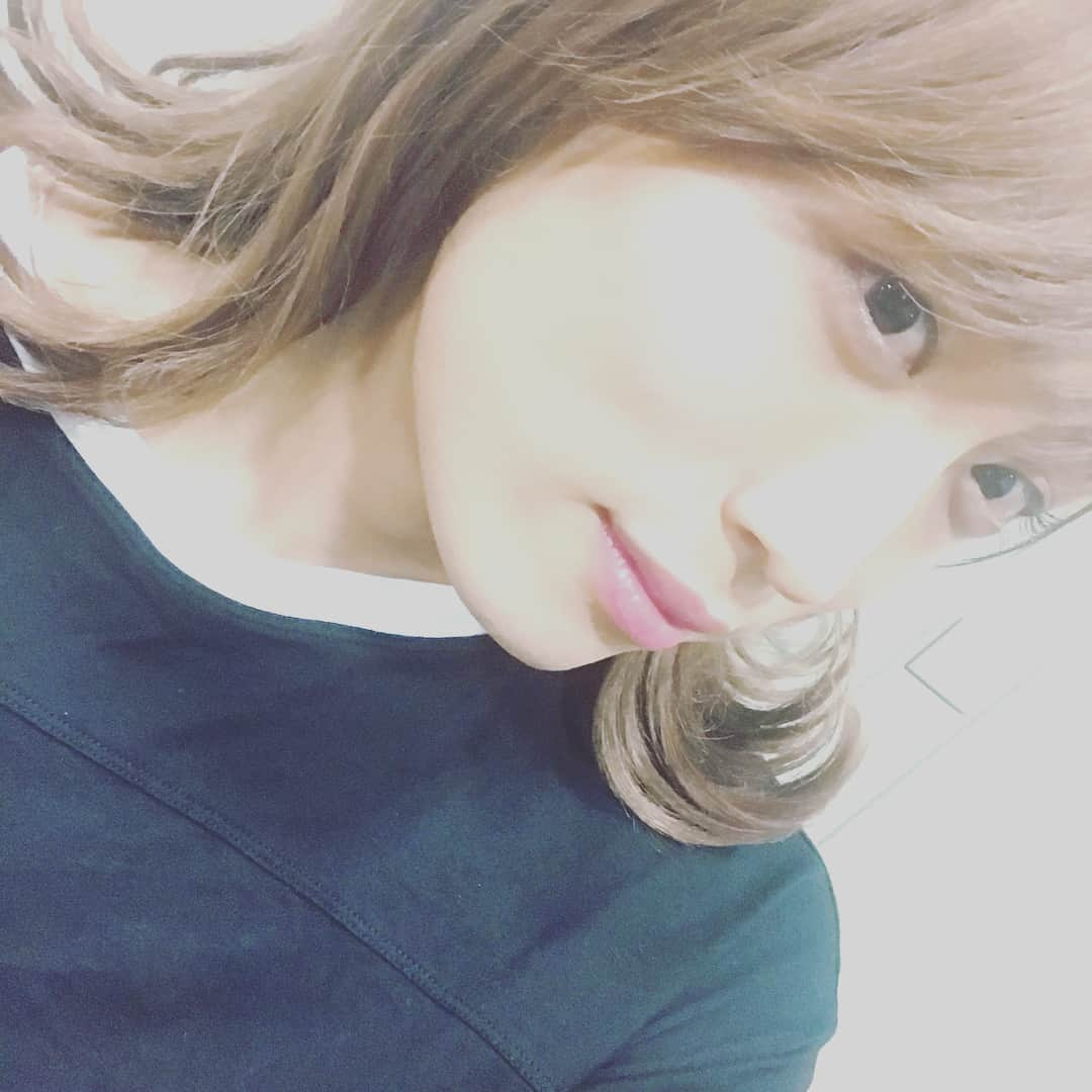 池田直人さんのインスタグラム写真 - (池田直人Instagram)「【人間図鑑 no.6】 「角度研究してる女」  みさたそ@カフェ店員  19歳  カフェ店員 Tik Tokやってる  趣味:YouTube鑑賞、インスタのおすすめの動画ずっと見る。Tik Tok見る  癖: Tik  Tokやる時最後恥ずかしそうに終わる。 〜ひとことめも〜 盛れるライトが付録の雑誌、絶対買う  #人間図鑑 #みさたそ@カフェ店員 #TikTok #インスタ #YouTube #盛れるライト」6月6日 19時48分 - ikenao0919