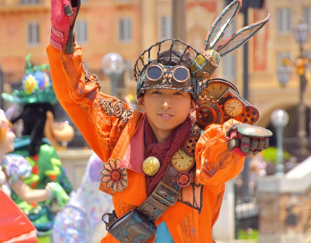 のインスタグラム：「このお兄さんの顔なんだかかわいい✨ ＊ ＊ #ファッショナブルイースター #ディズニー写真部 #ディズニーカメラ隊 #tokyodisneysea #ディズニーダンサー」