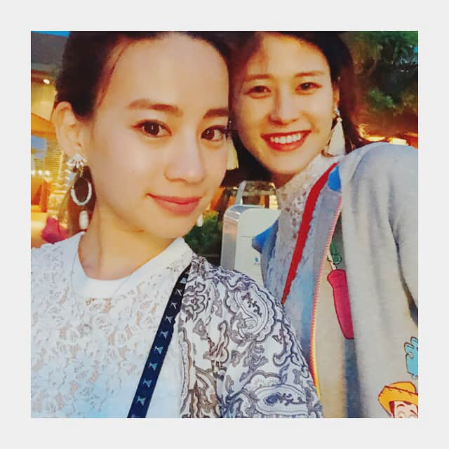 金子織江さんのインスタグラム写真 - (金子織江Instagram)「妹にはいつも感謝する事ばっかりだ😶💓 去年の#ハワイ 旅行も#ディズニーシー も#温泉旅行 もなにからなにまでたくさん良い思い出作らせてくれてる☺️🏖✨ . もちろん喧嘩する事だってあるけど、私には妹も家族も必要不可欠な存在❣️.. なにやら勘違いしている人もいるみたいだけど、あくまでも妹がやってくれてる事だょ♡ ... さて色々頑張ろう。  #sister #family #love #cute #thankyou #hawaii #disneysea #everyday #instagood #instagram」6月6日 20時41分 - orie_kaneko44