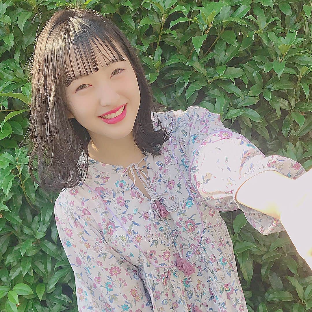 のインスタグラム：「#わたるマジック . . いつもありがとうございございます😊 二ヶ月ぶりのメンテナンス💞 夏に向けて軽くしました！ . めちゃくちゃ嬉しそうな私笑  ニコニコです！  #美容室 #前髪 #カット #セミロング #cachecache #用賀 #hairstyle #シースルーバング #ぱっつん #meow #黒髪  #ストレート #ニコニコ #☺️」