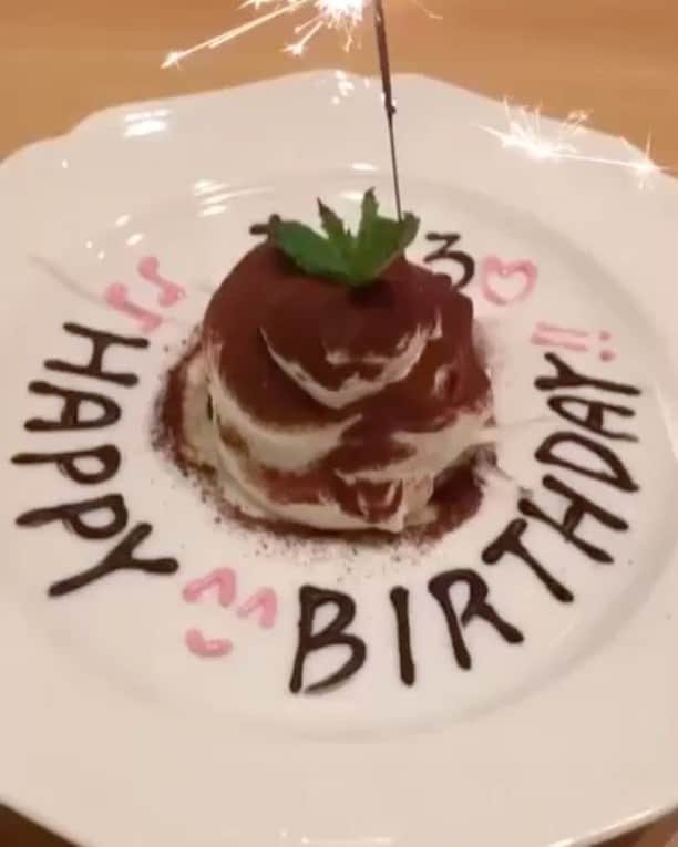 のインスタグラム：「お兄ちゃんに祝ってもらった時の😊 今年一年幸せでありますように💓  #お誕生日プレート #お誕生日会 #お誕生日 #サプライズ #サプライズバースデー  #mybirthday #birthday #happybirthday #バースデー #バースデープレート」
