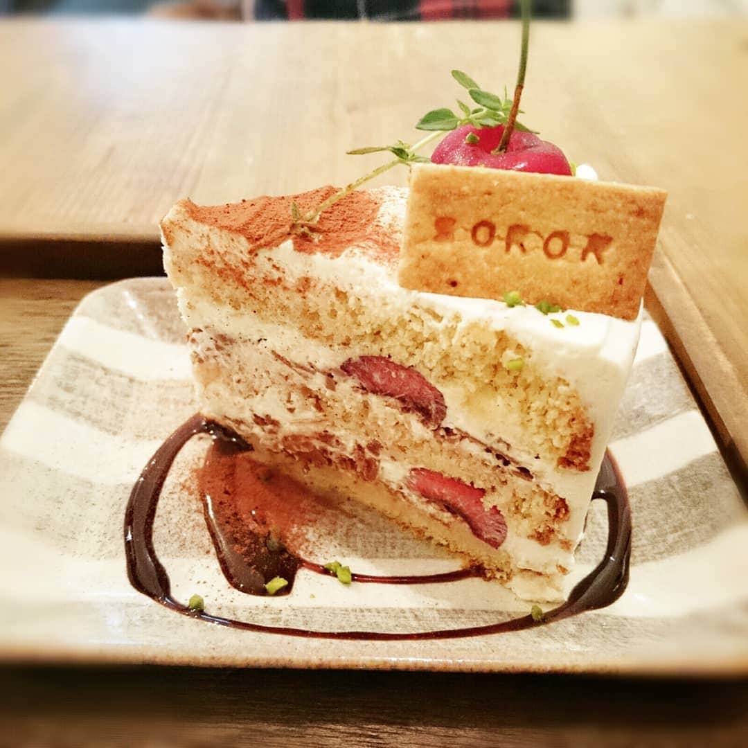 鶴あいかさんのインスタグラム写真 - (鶴あいかInstagram)「ずっと行きたかったCAFE SOROR (@crucot ) インスタで見て、クッキーの乗った可愛いケーキに一目惚れして行ける機会を狙ってました。幸せ。  #soror #cafesoror #新大塚カフェ #cafe #カフェ巡り #鶴あいか」6月7日 9時12分 - tsuru_aika