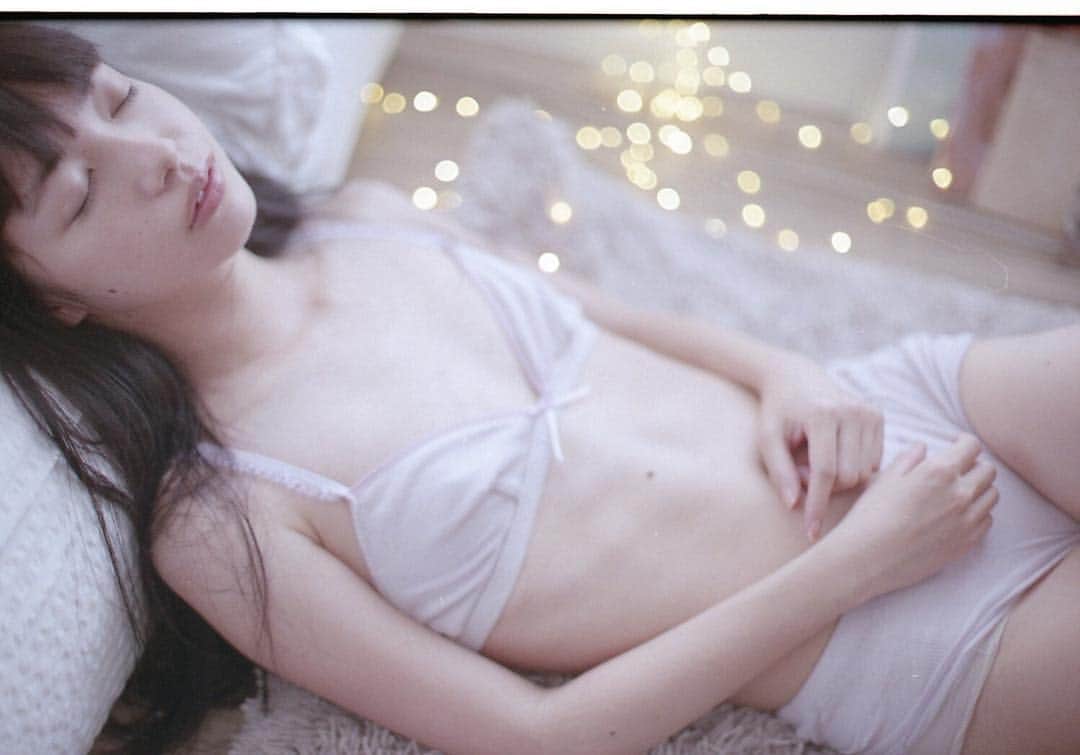 花盛友里のインスタグラム：「Sleeping beauty. . . . #花盛友里 #脱いでみた」