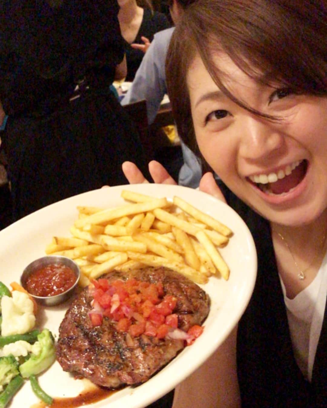 高橋みゆきさんのインスタグラム写真 - (高橋みゆきInstagram)「久しぶりノリピー💕そして競馬組🏇wゆいちゃん🎶ご飯したよ🍗🍔いや〜❣️楽しかった🤣フレア？初めて見た🍸すげかった👏 #五反田 #フライデーズ #ハンバーガー食べたくて行ったのに肉食べた #ハンバーガーにかぶりついてる #食べっぷりのいい男っていいね #ありがとう #フレアに感動」6月7日 0時10分 - shin_miyukichi