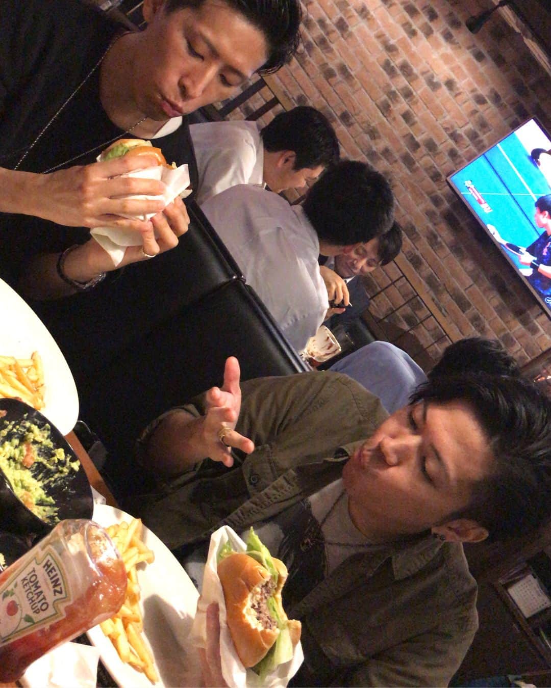 高橋みゆきさんのインスタグラム写真 - (高橋みゆきInstagram)「久しぶりノリピー💕そして競馬組🏇wゆいちゃん🎶ご飯したよ🍗🍔いや〜❣️楽しかった🤣フレア？初めて見た🍸すげかった👏 #五反田 #フライデーズ #ハンバーガー食べたくて行ったのに肉食べた #ハンバーガーにかぶりついてる #食べっぷりのいい男っていいね #ありがとう #フレアに感動」6月7日 0時10分 - shin_miyukichi