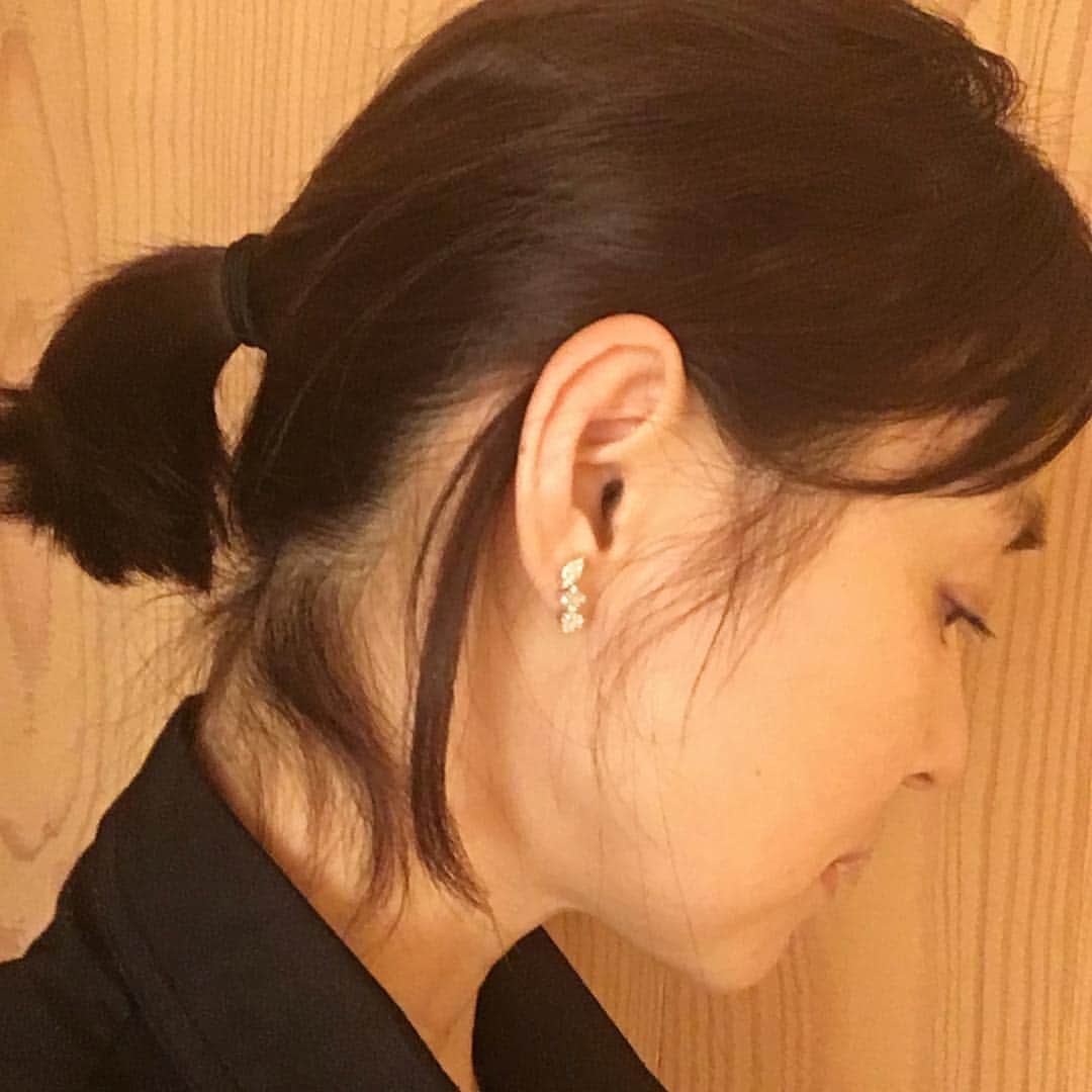 石田ゆり子さんのインスタグラム写真 - (石田ゆり子Instagram)「ダイヤモンドのピアスは 数ヶ月前 SINMEで注文していたもの。 今日由夏ちゃんの手から 受け渡された。 パワーを感じる。 ありがとう💎😂 それにしても私 後れ毛だらけ。」6月7日 0時34分 - yuriyuri1003