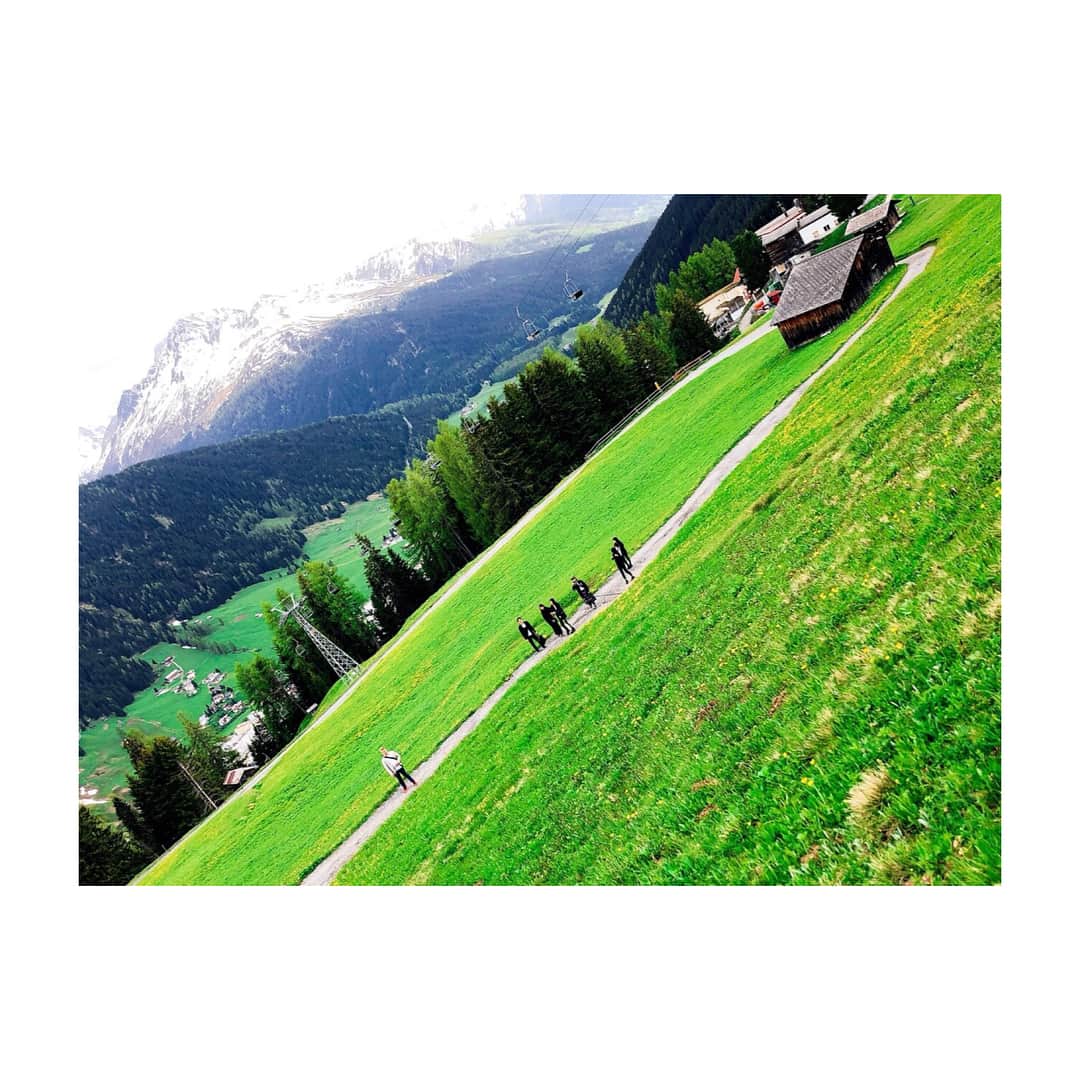 廣瀬茜さんのインスタグラム写真 - (廣瀬茜Instagram)「スイスはとっても素敵でした🇨🇭💓 アルプスの少女ハイジになった気分で走り回った◎ #davos #Schatzalp #Switzerland」6月7日 0時46分 - akane_bandmaid