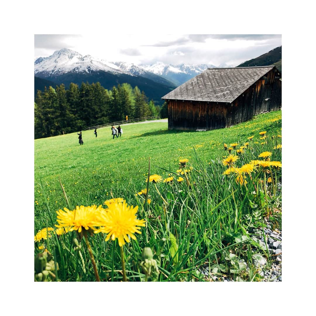 廣瀬茜さんのインスタグラム写真 - (廣瀬茜Instagram)「スイスはとっても素敵でした🇨🇭💓 アルプスの少女ハイジになった気分で走り回った◎ #davos #Schatzalp #Switzerland」6月7日 0時46分 - akane_bandmaid