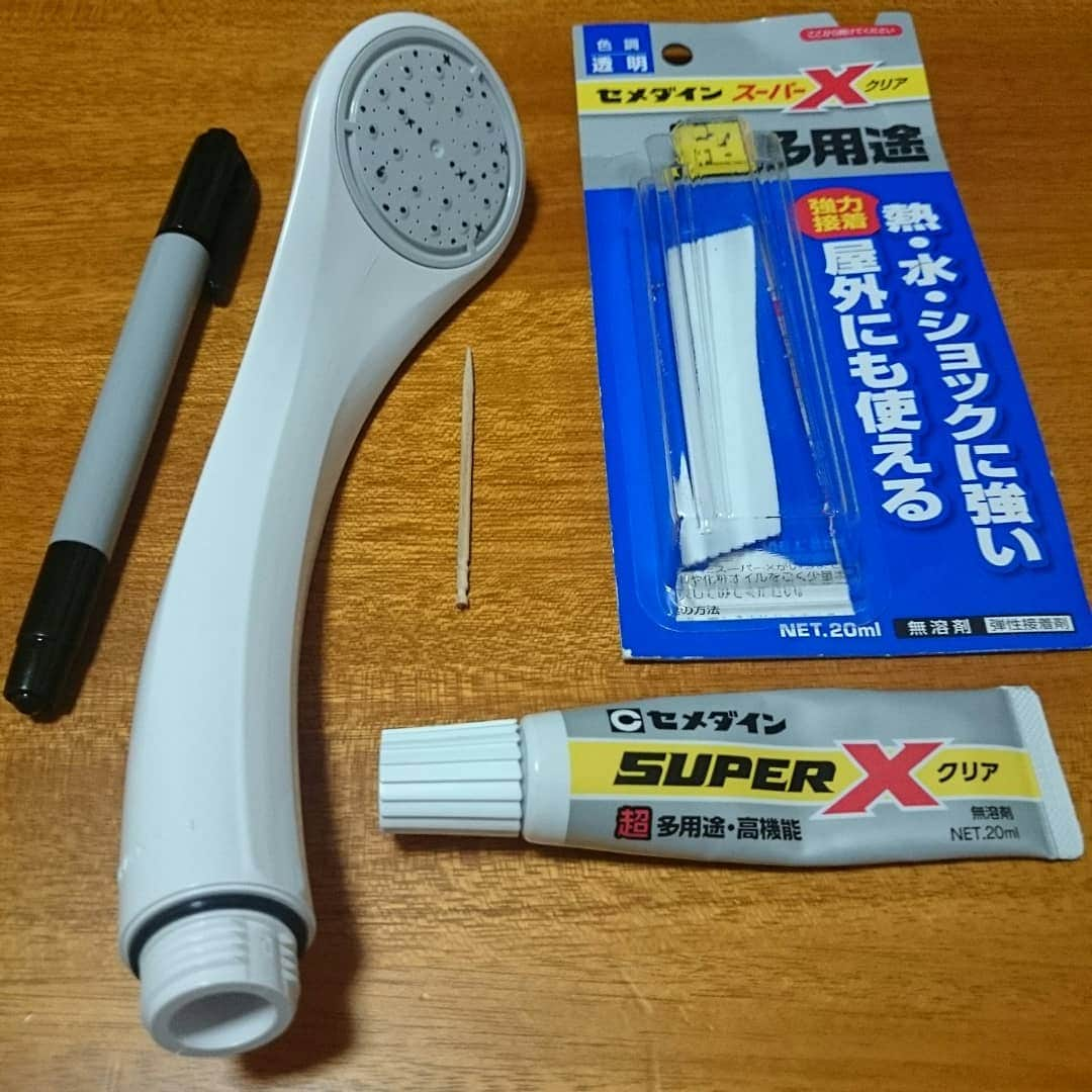 キートンさんのインスタグラム写真 - (キートンInstagram)「シャワーヘッドの穴を接着剤で埋めている。 99個の穴を69個にして、シャワーの勢いを3割増にしようとしている。 パソコンも接着剤で直ればいいのに。 #シャワーヘッド #接着剤 #埋める」6月7日 1時30分 - keatonmasuya