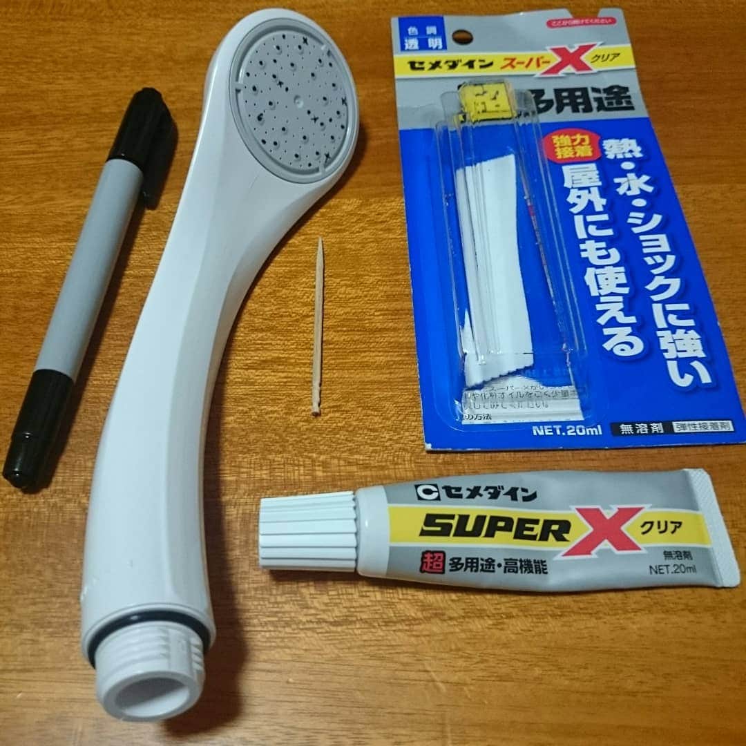 キートンのインスタグラム：「シャワーヘッドの穴を接着剤で埋めている。 99個の穴を69個にして、シャワーの勢いを3割増にしようとしている。 パソコンも接着剤で直ればいいのに。 #シャワーヘッド #接着剤 #埋める」