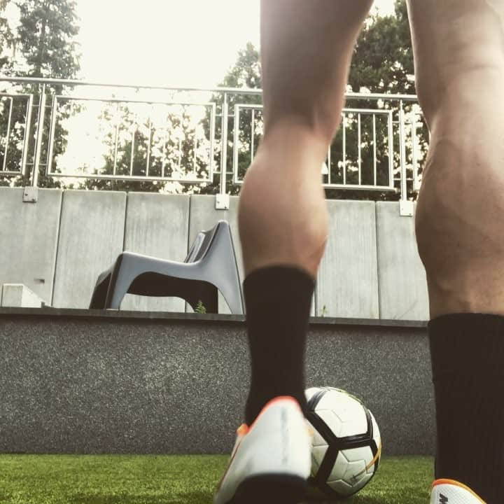 マックス・マイヤーのインスタグラム：「Power is nothing without control!⚽️🧠 #football#streetsoccer#mm7#workhardplayhard#nike」