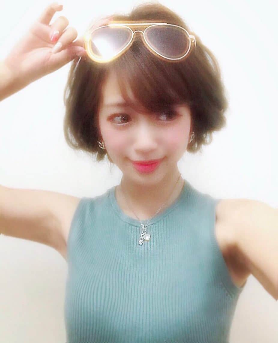 央川かこさんのインスタグラム写真 - (央川かこInstagram)「梅雨入りしたみたいだけど ちょっとでも晴れたときは日差しが強いから サングラスしないと目が痛い☀️💦 ・ このサングラスは dazzy(@dazzy_official) から 新しく発売されたサングラス🕶💕 ・ 安くて可愛い商品がいっぱいだから、 去年は浴衣も水着も dazzyで揃えた😍😍 ・ #梅雨#日差し#UVケア#dazzy#dazzystore#デイジーストア#dazzyme#プチプラサングラス#サングラス#プチプラ#レースクイーン#ラウンドガール#モデル#トレーニング#筋トレ#ダイエット#ファスティング#ショート風#ヘアアレンジ」6月7日 3時27分 - kako.717