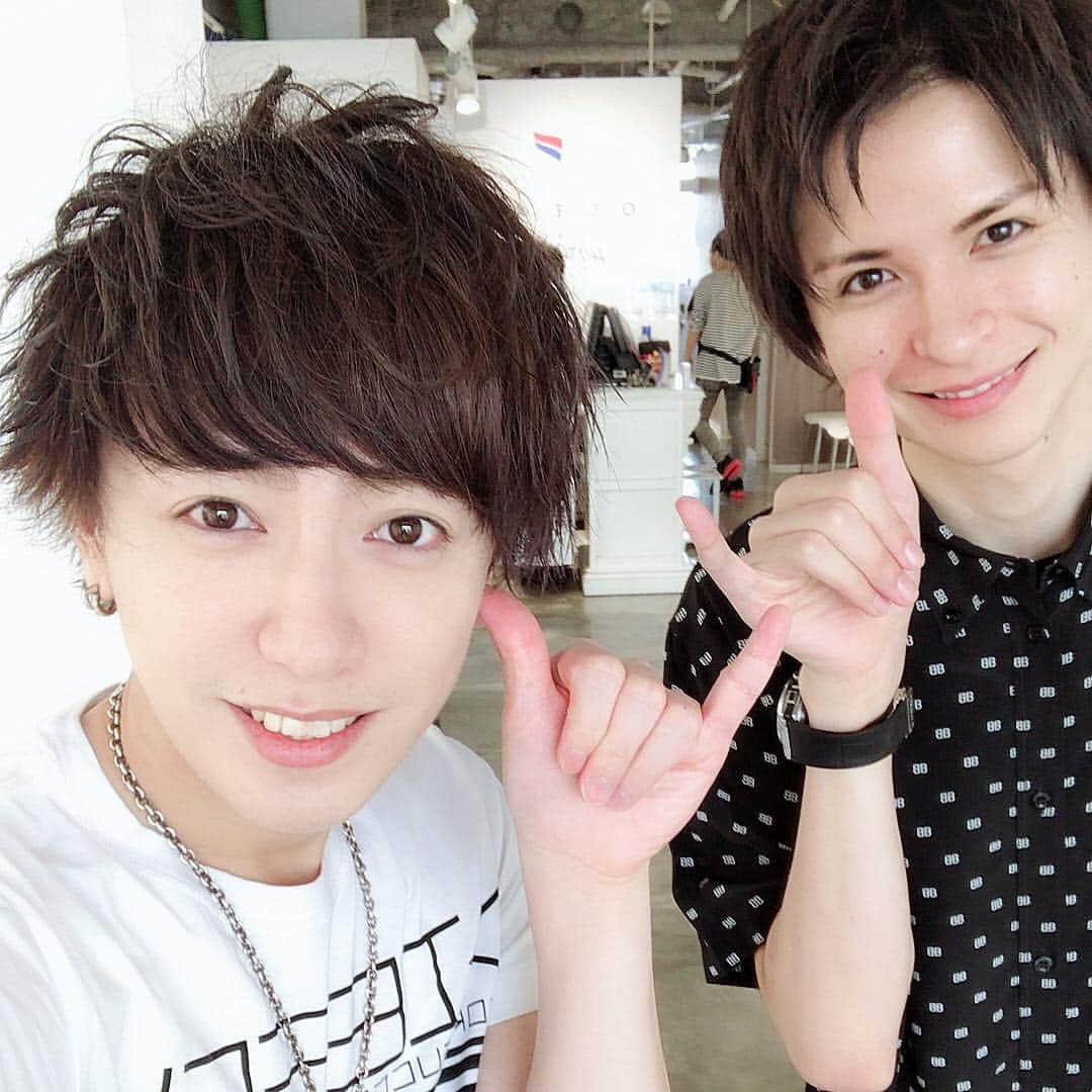 VAMBIのインスタグラム：「めっちゃ髪切ったー！！超さっぱりしたぜっ！！Twitterには載せてないレアものだぜ❤てか三科さんいつみてもカッコいいなー。  #youtube #youtuber #youtubers #youtubechannel #美容院 #美容師 #三科光平 #vambi #ヴァンビ」