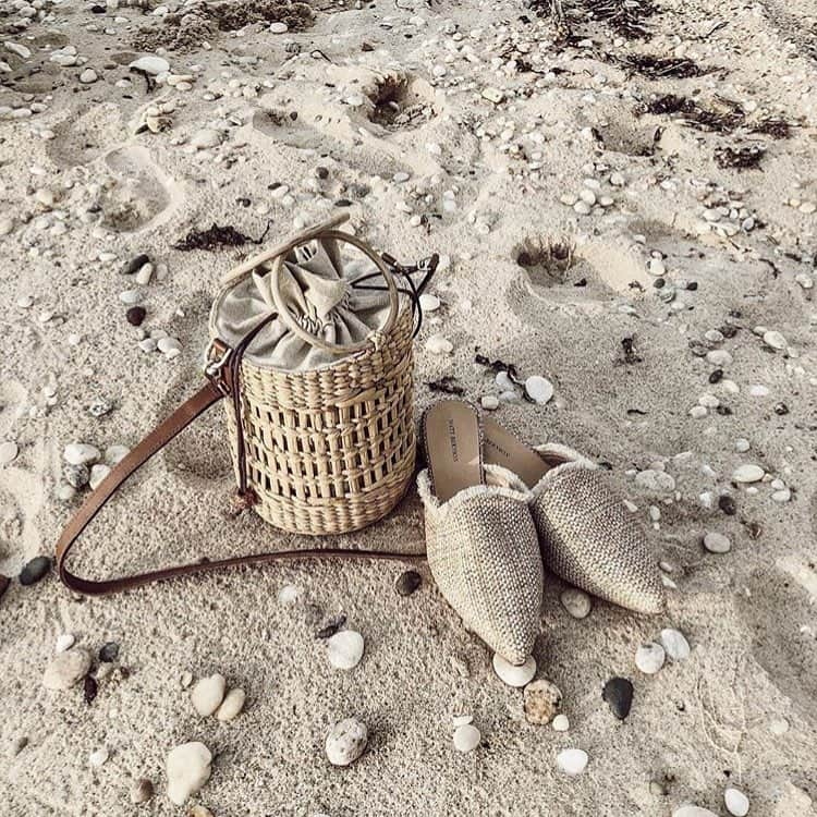 マットバーンソンのインスタグラム：「Summer beach vibes with tonal sand raffia on sand with the STUDIO 📸 @lynssa.lenore」